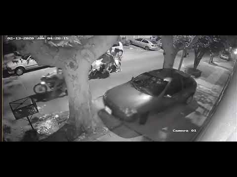 Video: una manada de motochorros atacó a dos motociclistas en Tres de Febrero