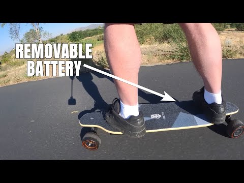 This UDITER electric skateboard comes with a removable battery!