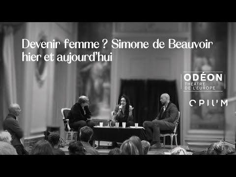 Devenir femme? Simone de Beauvoir hier et aujourd'hui&nbsp;[Γίνεσαι γυναίκα; Η Simone de Beauvoir χθες και σήμερα]: στρογγυλή τράπεζα στο Théâtre de l'Odéon [Θέατρο ντε λ' Οντεόν] του Παρισιού, με αφορμή την παράσταση&nbsp;Les Forces vives&nbsp;[Οι ζωντανές δυνάμεις] της [[#Camille Dagen [Καμίγ Νταζέν]#]], βασισμένη στα&nbsp;Απομνημονεύματα&nbsp;[Mémoires] της Simone de Beauvoir. Η συζήτηση, με τη συμμετοχή του φιλοσόφου [[#Raphaël Ehrsam [Ραφαέλ Ερσάμ]#]] και της ιστορικού [[#Florence Rochefort [Φλοράνς Ροσφόρ]#]], αναδεικνύει τη σύνδεση υπαρξιστικής φιλοσοφίας και θεάτρου: η μπωβουαρική θέση «on ne naît pas femme, on le devient» μετατρέπεται σε σκηνική πράξη. Opium Philosophie, 2025.