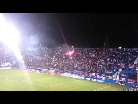 "La hinchada de Nacional alentó bajo lluvia vs. Juventud" Barra: La Banda del Parque • Club: Nacional