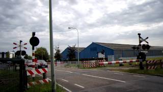 preview picture of video 'Spoorwegovergang Reuver, Railroad / Level Crossing'