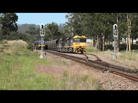A Up 2 Car Endeavour Newcastle Interchange bound goes around a Up coalie at Kilbride.16/11/20.