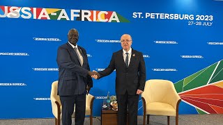 الوزير الأول يتحادث بسانت بطرسبورغ مع نائب رئيس مجلس السيادة لجمهورية السودان