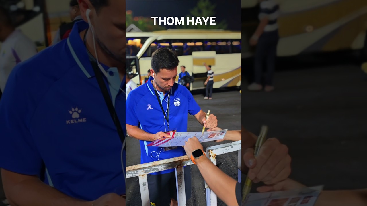 Thomas Haye Greeting the fans before Bali United game #persib