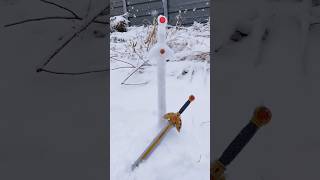 雪でロトの剣を再現！レプリカも地に刺して比較【DQ/ドラゴンクエスト/Erdrick's Sword】#shorts