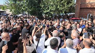 Դատարանի դիմաց հավաքված քաղաքացիները «Վեհափառ» վանկարկումներով դիմավորեցին Հայոց հայրապետին