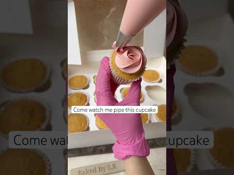 Cupcake decorating #cupcakes #cupcakedesign #decoration #cakedecorating #piping