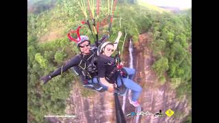 preview picture of video 'Voo Duplo de Parapente em Alfredo Chaves Equipe Fora do Ar Paragliding - Kamila'