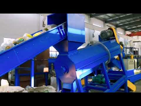 Probelauf zum Entfernen nasser Plastikflaschenetiketten