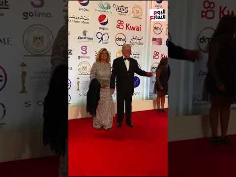 حسين فهمي يتألق على السجادة الحمراء في افتتاح مهرجان القاهرة السينمائي