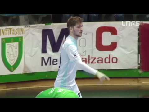 Paradas de Asier Llamas en el Magna Gurpea - Santiago Futsal. 1Div, J26