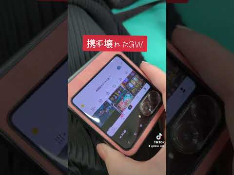 カバーの意味がなかったMotorola50パカパカ携帯&hellip;サブディスプレイだけ生き残ってる#モトローラ50#motorolarazr50 #最悪なGW#携帯壊れた#スマホがない生活#ほこりつく