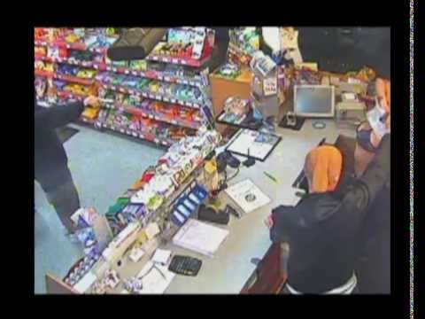 Verrücktester Tankstellenüberfall, Kassiererin ausgezogen