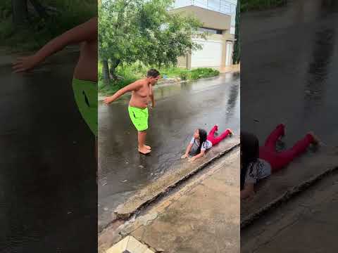 OS DOIS FICOU NA CHUVA 😂