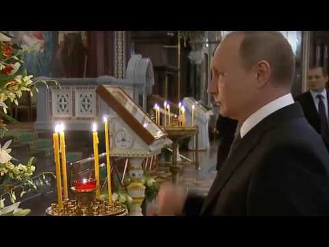 Präsident Putin berührt die Reliquie des heiligen Nikolaus