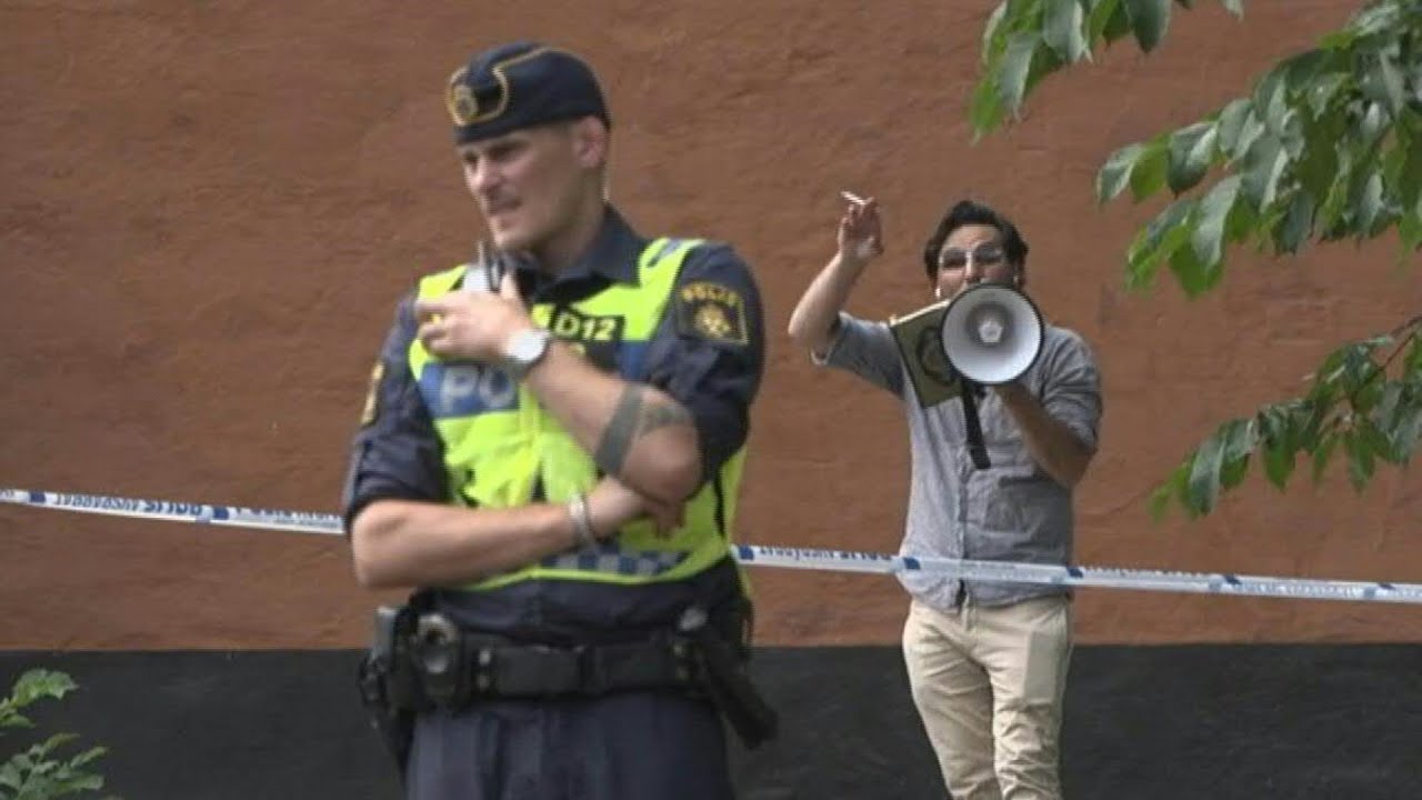 Homem queima Alcorão em frente a mesquita em Estocolmo | AFP