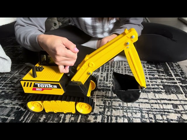 Vídeo relacionado con Tonka 06183 Steel Classics 20 Inch Toughest Mighty Excavator, Kids Construction Toys for Boys and Girls, Vehicle Toys for Creative Play, Toy Trucks for Children Aged 3 +, Yellow & Black