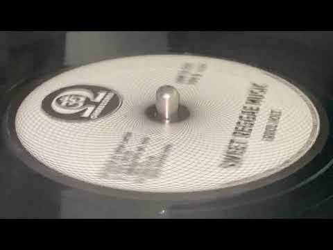 ERROL HOLT ~ Sweet Reggae Music (Yes Yes Yes, B Side)