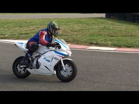 Stage et cours de pilotage mini-moto GP sur circuit karting pour les plus jeunes et grand circuit pour les plus expérimentés. Circuit de stage : Pau-arnos 64, Escource 40 et St Jean d'Angely 17. K.D.M école Française de Motocyclisme depuis 2007.