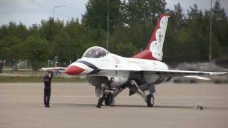 preview picture of video 'Turku Airshow 2011: Thunderbirds'