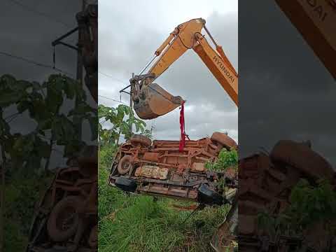 Resgate de carro acidentado na BR 210 entre Caroebe e Entre Rios (Estado de Roraima).