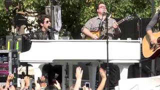 Jonas Brothers -When you look me in the eyes. Live at The Grove HQ