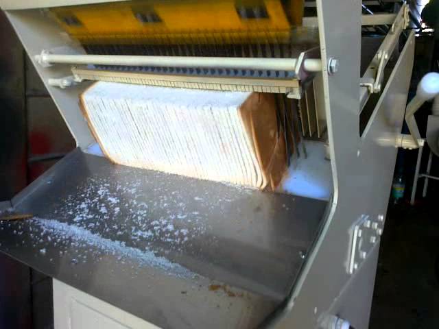 Vídeo relacionado con Cortador de Pan Multifuncional Mejorado - Fabricante de Sándwiches/Tostadas, Cortador Manual Plegable y Ajustable de Mano Plegable y Compacto para Tostadas Caseras