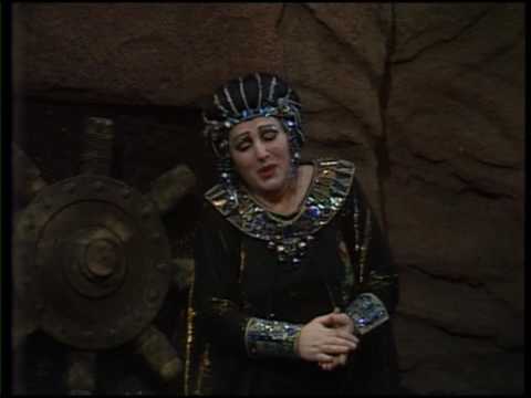 Ghena Dimitrova grants her Gigantic Voice and her Gorgeous Looks to Amneris