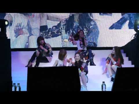 140208 4Minute Hong Kong Showcase Hyuna hugging Jihyun