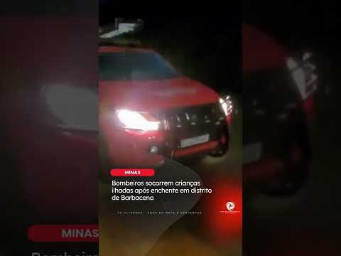 Bombeiros socorrem crianças ilhadas após enchente em distrito de Barbacena