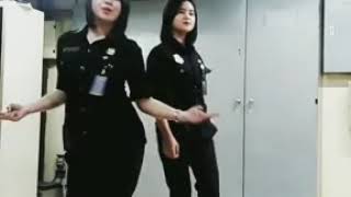 Download lagu Viralkn security wanita goyang tik tok... mp3
