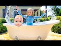 Nastya and dad play with giant toys von Nastya and dad play with giant toys von