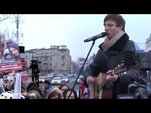 TONI BERBECE  - DIN MOSI STRAMOSI SI  DUMNEZEU E TARIA MEA -PROTEST PIATA VICTORIEI -BUCURESTI