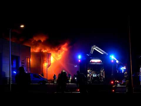 Forse brand legt meubelmakerij in de as Beurtvaart Dokkum | Brandweer met spoed ter plaatse