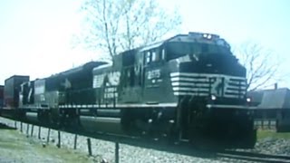 preview picture of video 'Fast Norfolk Southern Container Train'