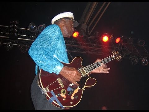 Chuck Berry doing the Duckwalk - Munich 12.11.2007