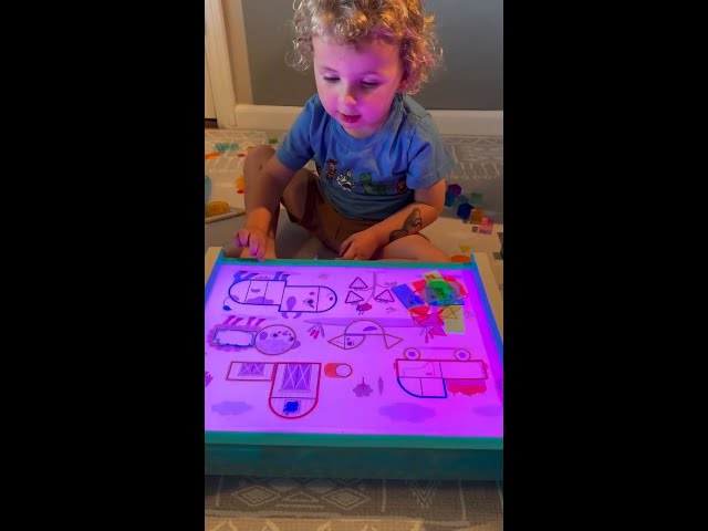 Vídeo relacionado con B. toys - LucKeys 4 Llaves de Juguete texturizadas para bebés y niños pequeños - Sonidos de Linterna y Coche - 100% no tóxico y sin BPA