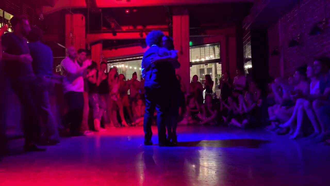 Video thumbnail for Gaby Mataloni & Vinicius Souza junto a Tango Bardo en vivo! - Milonga del Picadero, Buenos Aires 1/3