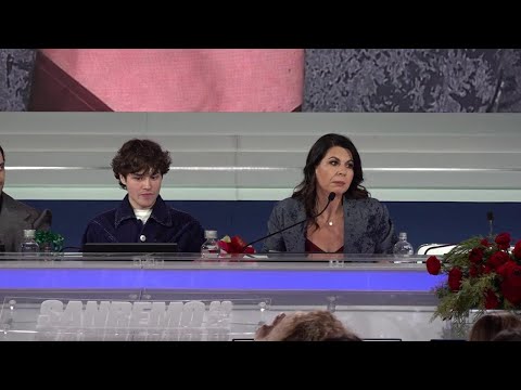 Sanremo, Geppi Cucciari: "Un bacio a Giorgia Meloni? Con il braccio di Elodie"