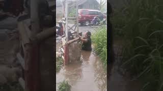 pak kades turun langsung mengambil sampah yang menyumbat saluran air ‼️#kades #banjir #shorts