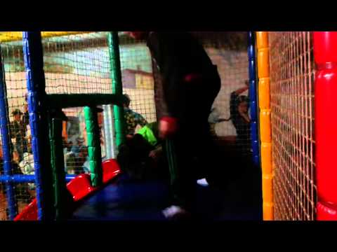 Pelea en un parque de bolas