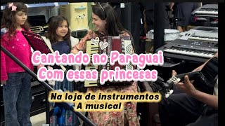 Cantando em uma loja de instrumentos no Paraguai, Salto Del Guaira, na loja A musical.