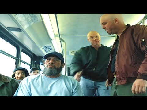Ein knallharter alter Mann verprügelt Schlägertypen im Bus, die einen anderen alten Mann belästigen