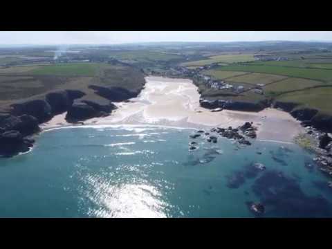 Rekaman drone dari Porthcothan Bay