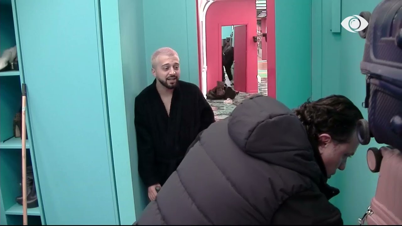 Po pastroj pisllëqet e tua/ Rozana debaton me Gjestin teksa pastron lavanderinë