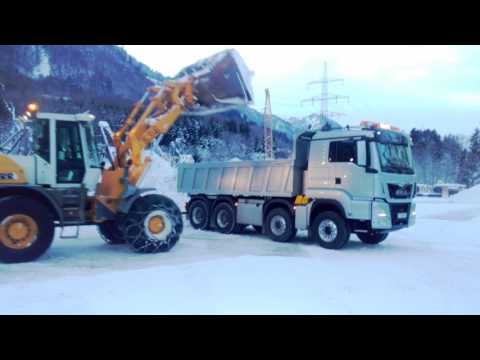 Schnee abführen bei Liebherr Nenzing (Jänner 2017)