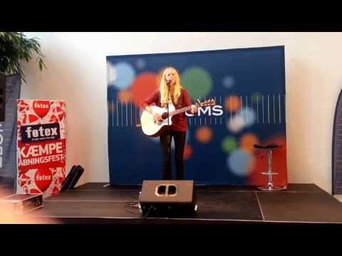 Henriette Andersen, eget nummer jump, åbning af blomscenter