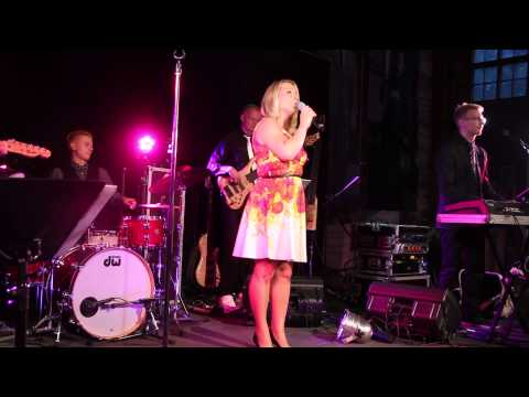 Heidi Pakarinen & Karavaani - Keinu kanssani @ Ruissalon Telakka 14.8.2015