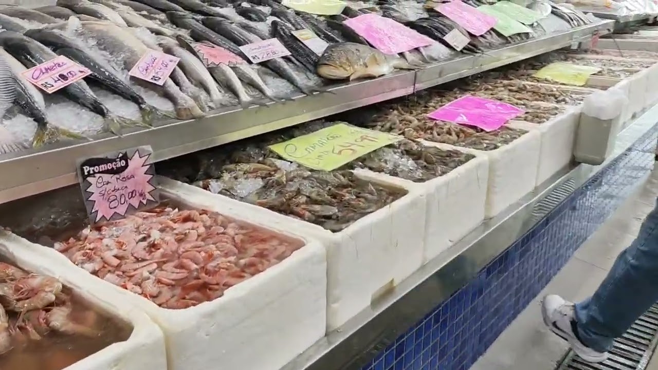 Procurando um pargo no mercado de peixe#ponta da praia#Santos#snapper#fish market