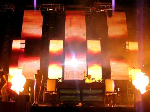 David Guetta - Love is Gone [Remix] - EDC 2009 (Front Row)